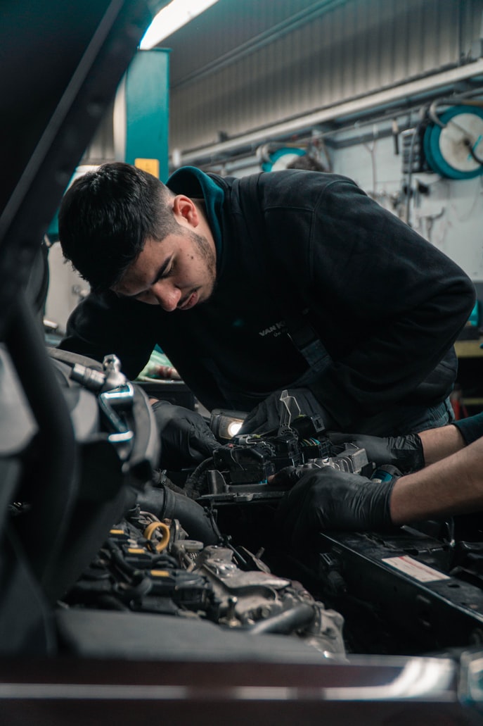  socio mecánico trabajando